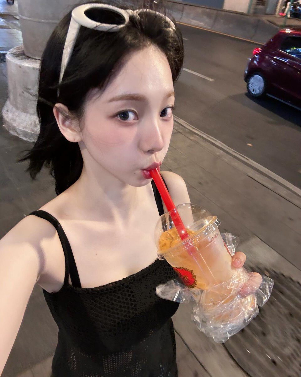 hourlykrn's tweet image. OH MY GOD KARINA!?