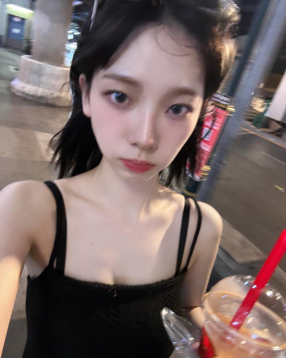 hourlykrn's tweet image. OH MY GOD KARINA!?