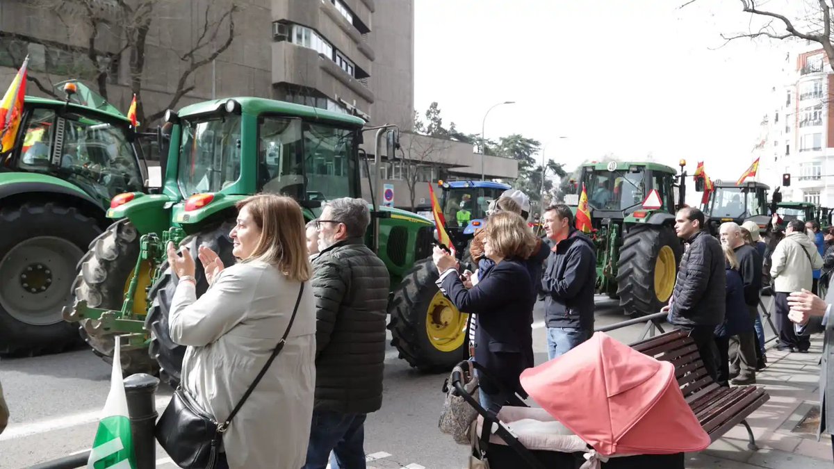 #CIS y #tractoradas en un mini-hilo 🚜👨‍🌾👇 1/ Los ciudadanos nos aprecian y nos comprenden (9 de cada 10). Incluso en las grandes ciudades el apoyo es especialmente significativo. No existe esa gran brecha campo-ciudad, según el CIS.