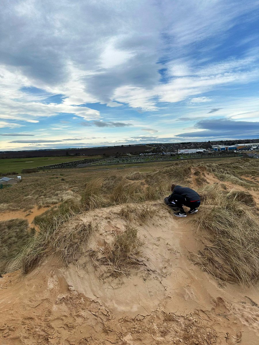 L5/6 Geology are examining our local sand dunes today to understand how rock type influences soil and natural features on the landscape 🌊 <a href="/GeoJJones/">MrJones</a>