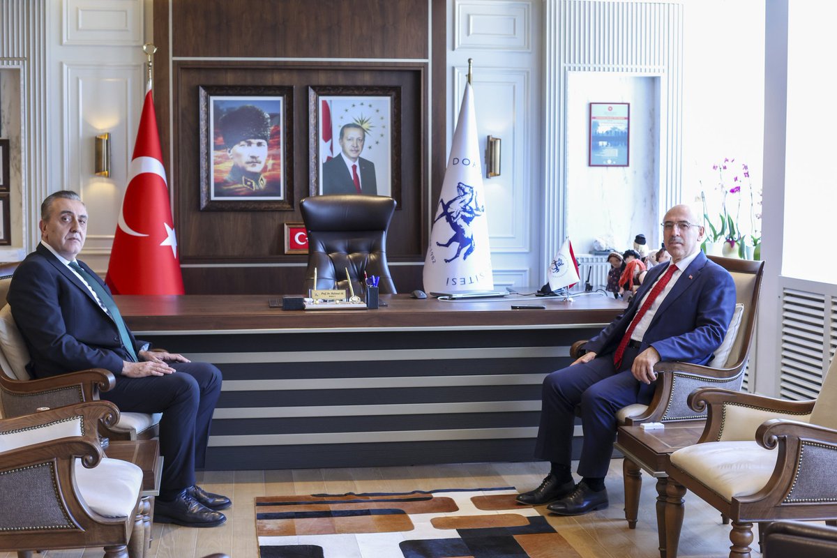 Ana yerleşkemiz Tınaztepe de dahil olmak üzere 3 farklı yerleşkemize ev sahipliği yapan ve öğrencilerimizin yoğun bir şekilde ikamet ettiği Buca'nın  ilçe Kaymakamı Sn. Mahmut Nedim Tunçer, #universitemDEU Rektör V. Prof. Dr. Mahmut Ak'ı ziyaret etti. Öğrencilerimize ve ilçe