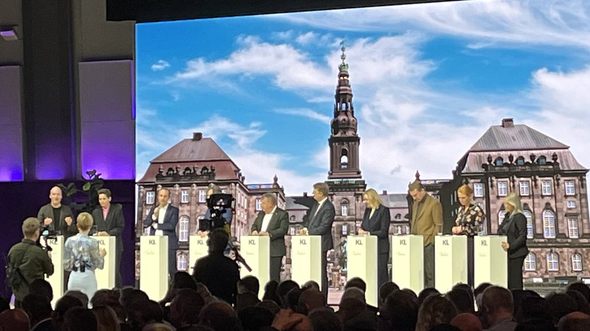 Både <a href="/troelslundp/">Troels Lund Poulsen</a> <a href="/venstredk/">Venstre</a> og <a href="/PiaOlsen/">Pia Olsen Dyhr</a> <a href="/SFpolitik/">SF</a> er enige om vigtigheden af tidlig indsats i daginstitutioner, hvis vi skal mistrivslen blandt skolens børn og unge til livs, i partilederdebatten på #kltopmøde24 #kltop24 - som fremhævet af <a href="/bupldk/">BUPL</a> og <a href="/line_rosenvinge/">Line Rosenvinge</a> nedenfor: