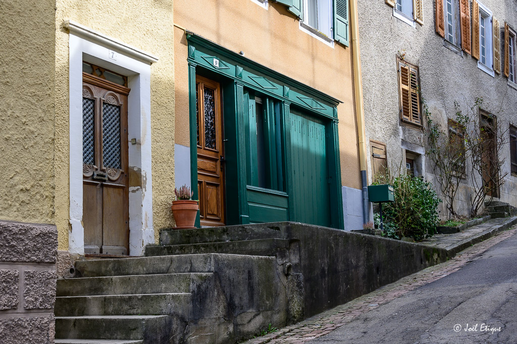 joeletique's tweet photo. une rue à Ferrette #ferrette #alsace #ruine #chateau https://t.co/BVsIuiVbo7