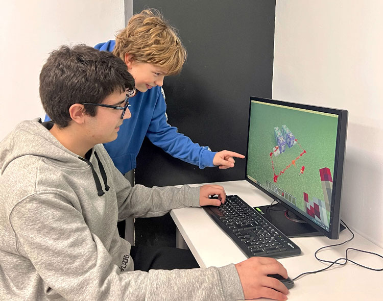 codelearn_cat's tweet image. Aquests dies estem celebrant la setmana temàtica de Minecraft i estem aprenent com podem personalitzar la nostra experiència dins del joc per adaptar-lo a les nostres preferències: codelearn.cat/blog/setmana-t…