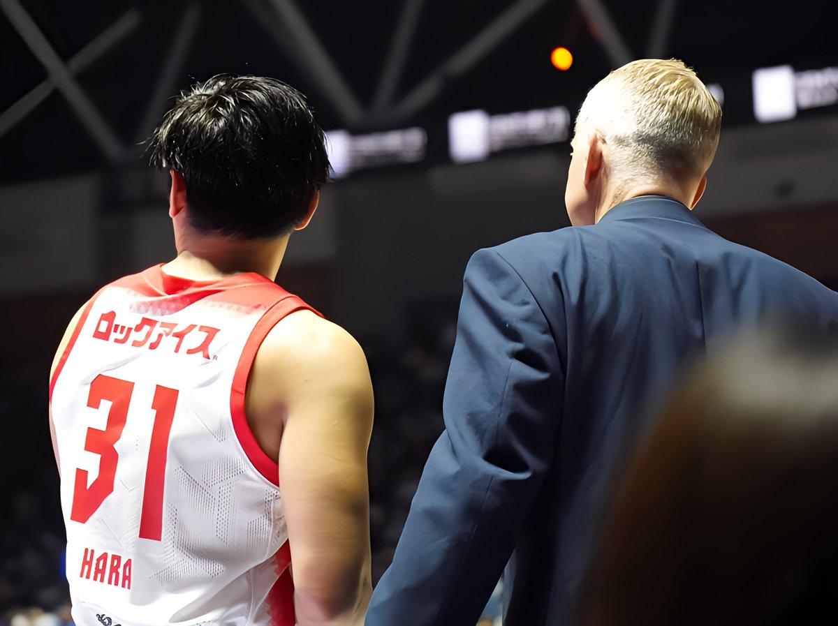 rinlun08150518's tweet photo. 信頼が伺える背中🤝
#shutahara31
#JohnPatrick
#20240320千葉vs茨城
#千葉ジェッツ
#アダストリア水戸アリーナ https://t.co/zY2N2dawpv