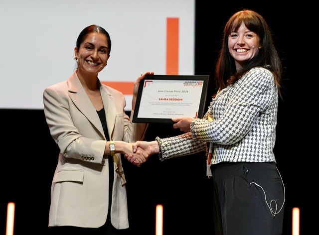 Congratulations to @SahbaSeddighi from @UniofOxford, who is awarded the Jean Corsan Prize for the best scientific paper published by a PhD student! 👏 #ARUKConf24 📸: Rebecca Oliver