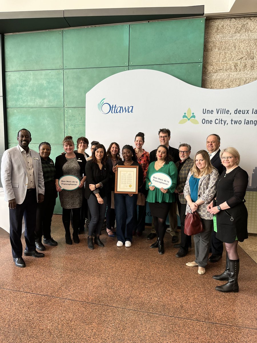 CollegeLaCite's tweet image. Au 17e rendez-vous francophone annuel du maire @OttawaVille, @Rejthibault du @CollegeLaCite accepte une proclamation du Jour des établissements postsecondaires francophones et bilingues de @_MarkSutcliffe. La Cité aussi présente avec un kiosque!