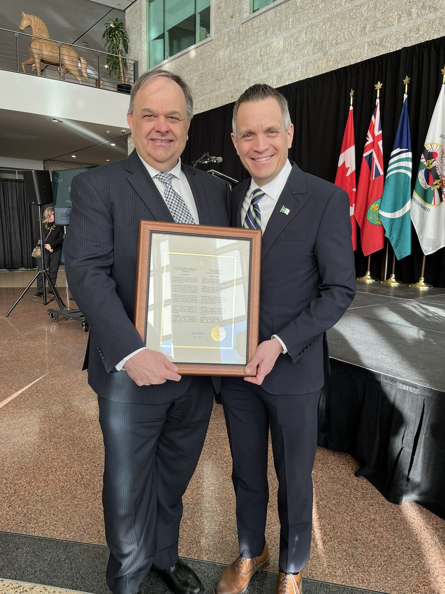 CollegeLaCite's tweet image. Au 17e rendez-vous francophone annuel du maire @OttawaVille, @Rejthibault du @CollegeLaCite accepte une proclamation du Jour des établissements postsecondaires francophones et bilingues de @_MarkSutcliffe. La Cité aussi présente avec un kiosque!