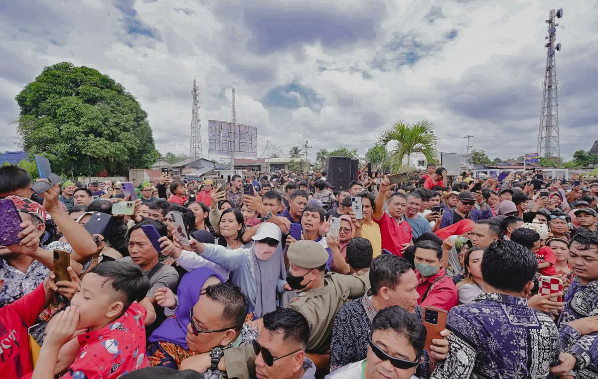 jokowi's tweet photo. Bukan tentang terpaku pada agenda atau rangkaian kegiatan resmi saja, tetapi lebih bersyukurnya saya dapat hadir dan berbincang langsung dengan masyarakat di berbagai daerah.

Kamis, 21 Maret 2024, dalam kunjungan saya ke Kabupaten Sekadau, Provinsi Kalimantan Barat. Cuaca terik yang menyengat siang tadi pun tidak sampai menyurutkan langkah warga untuk antusias menyambut serta membersamai kehadiran saya. Terima kasih atas semangat dan dukungan warga yang luar biasa! 

Foto : Muchlis Jr - Biro Pers Sekretariat Presiden