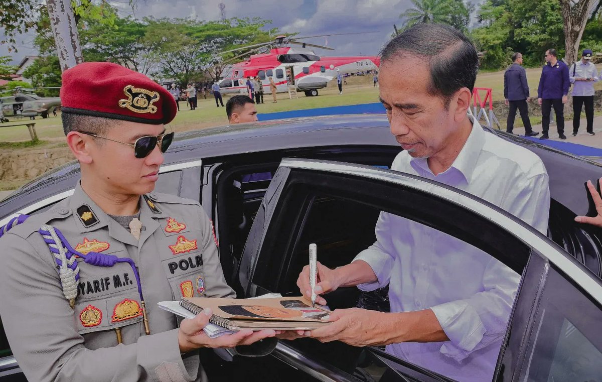 jokowi's tweet photo. Bukan tentang terpaku pada agenda atau rangkaian kegiatan resmi saja, tetapi lebih bersyukurnya saya dapat hadir dan berbincang langsung dengan masyarakat di berbagai daerah.

Kamis, 21 Maret 2024, dalam kunjungan saya ke Kabupaten Sekadau, Provinsi Kalimantan Barat. Cuaca terik yang menyengat siang tadi pun tidak sampai menyurutkan langkah warga untuk antusias menyambut serta membersamai kehadiran saya. Terima kasih atas semangat dan dukungan warga yang luar biasa! 

Foto : Muchlis Jr - Biro Pers Sekretariat Presiden