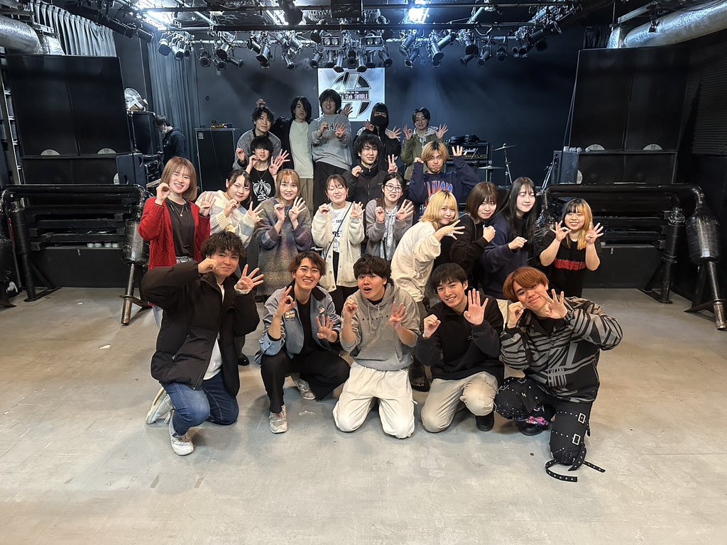 af_blue_squash's tweet photo. 3/20 HOMEGROUND

〜セットリスト〜
地平線
スニーカーと君
スーパーノヴァ(Cover)
夢のまた夢
照らして
知らないままで
春風

04世代合同企画のゲスト枠として出演しました！！お越しくださった皆さん、そして先輩方ありがとうございました︎👍🏻
次は3/24 fire signでお会いしましょう🍹

⬇️春風 https://t.co/nAP1vrlM1T