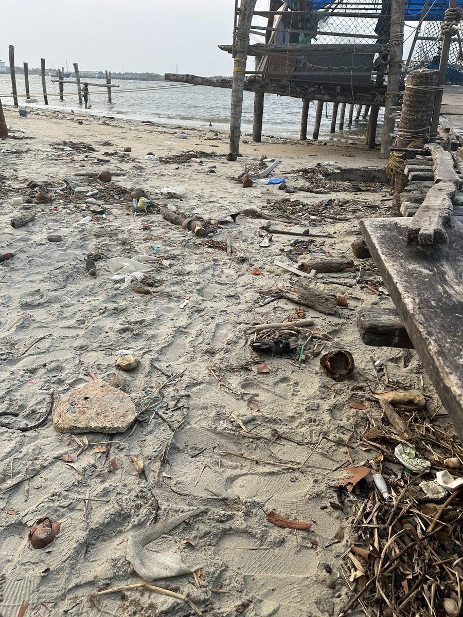 r2_sumit's tweet photo. #Indianbeaches Save them it’s not a dustbins , it’s our Mother Earth …How you will welcome Tourist ? Fort Kochi Beach #Godcountry #kerela @KeralaTourism https://t.co/WYhZxGP9s9