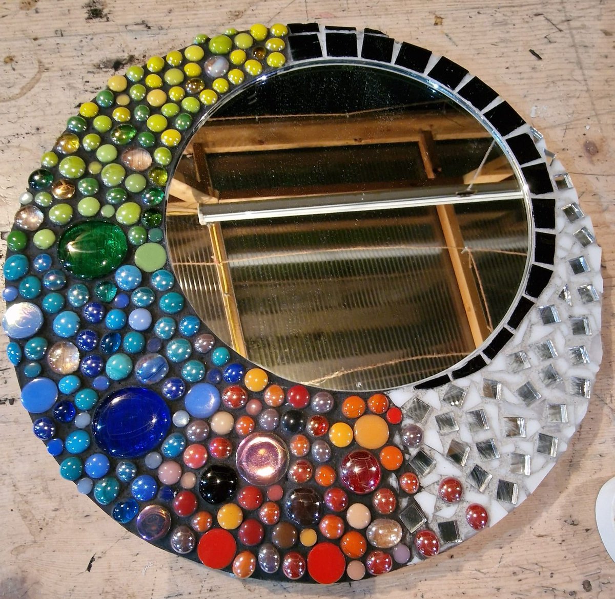 HeartInArt_UK's tweet image. What a colourful session @BeeUrbanLondon making mosaics last night. 
#popsofcolour #colourfullife #liveincolour
#londonlovescolour #makingmosaicswithkes