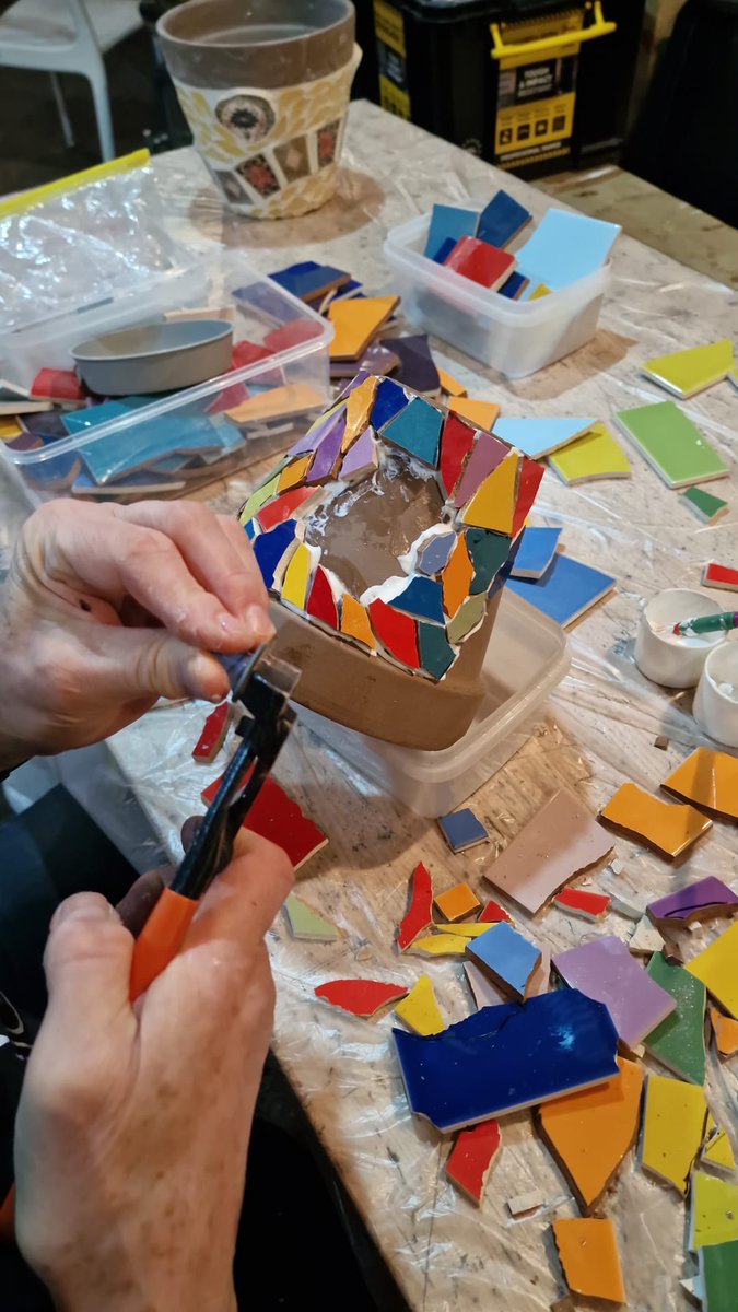 HeartInArt_UK's tweet image. What a colourful session @BeeUrbanLondon making mosaics last night. 
#popsofcolour #colourfullife #liveincolour
#londonlovescolour #makingmosaicswithkes