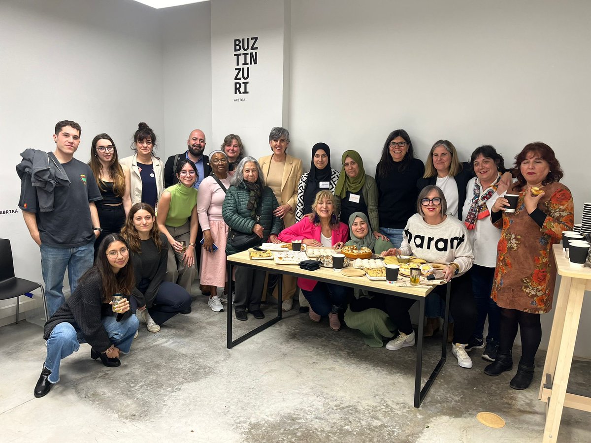 NKortajarena's tweet photo. Emakume migratuen zahartzeaz; bizitzak sostengatzen aritu diren horien zahartzeaz eta Politika publikoetan falta dan #Begirada -z aritu gara gaur @Malenetxea1 eta @haurralde -ren eskutik. Plazerra izan da! https://t.co/GXxYWn3hir