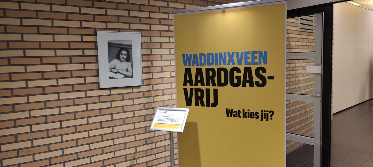 JacovtWout's tweet photo. @gemeenteWveen wellicht slim om iets beter over dingen na te denken...😅
Een informatie avond over Waddinxveen van het gas af in het Anne Frank centrum...vind ik al ongelukkig... En dan deze combi bij de ingang. Niet over nagedacht denk ik. 1/2 https://t.co/4mhK6LirEI