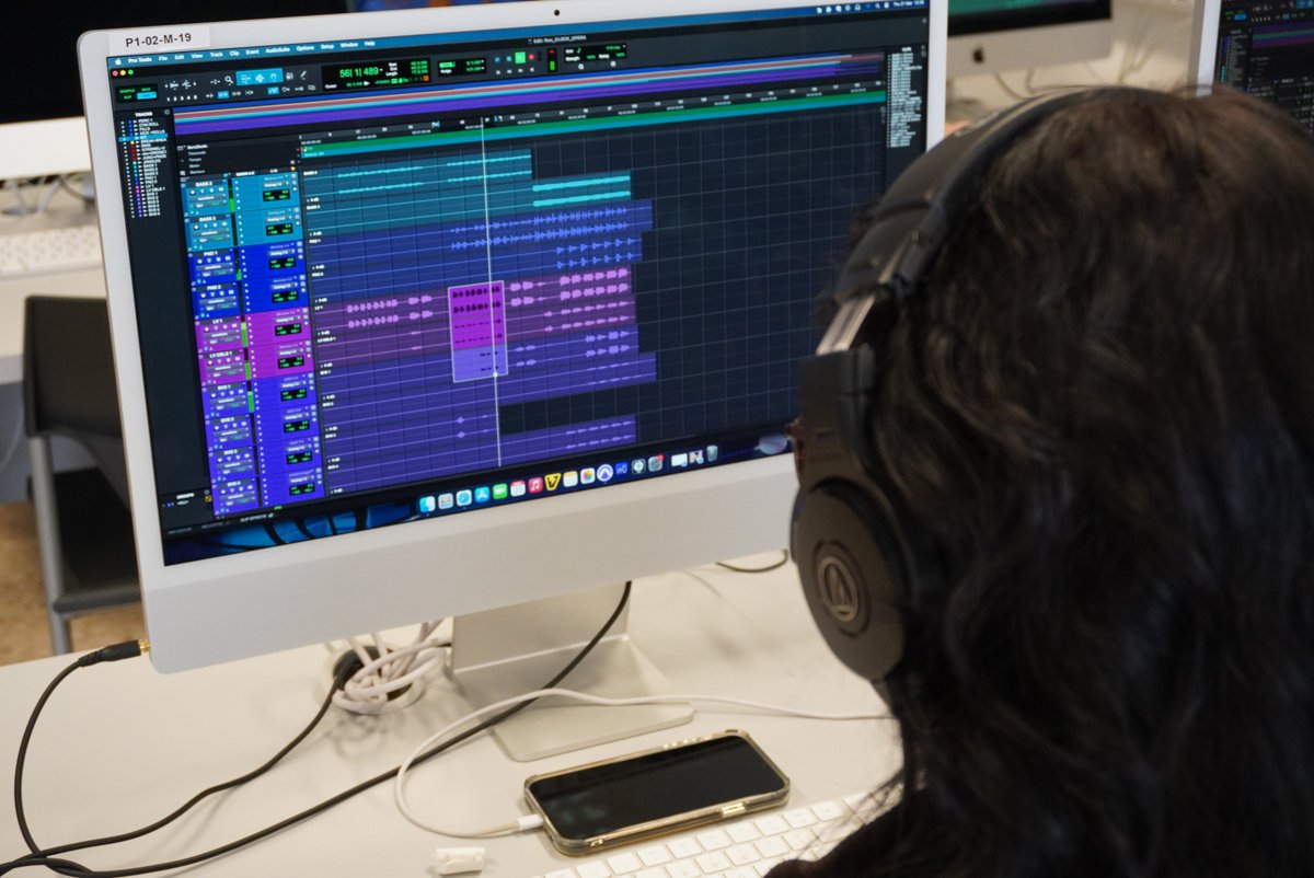 ENTI_BCN's tweet photo. #Producció #Musical amb el professor @tonixucla !
#Grau #Universitat #ProTools #Formació #ÀreadeMúsica #Entisound https://t.co/UxwfXdaBbK