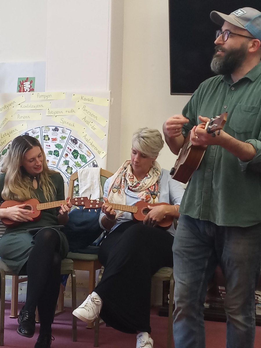 HSK staff team and some of our wonderful volunteers had some music training last week to learn about all the importance of music in the early years 🎹🥁🎼🪇 Big thank you to @YouthMusicNet for funding this project.