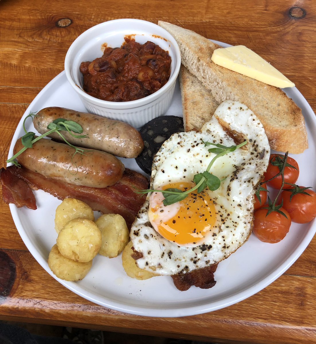 myfoodhunt's tweet image. The Full English from YOLK  is a pretty tasty affair if a little bit pricier than my usual breakfast haunts 

“2 Sausage, 2 Bacon, Black Pudding, Egg, Beans, Tomato, Mini Rosti, Mushroom, and Toast” £14

#breakfast #brunch #nottsfood #nottingham