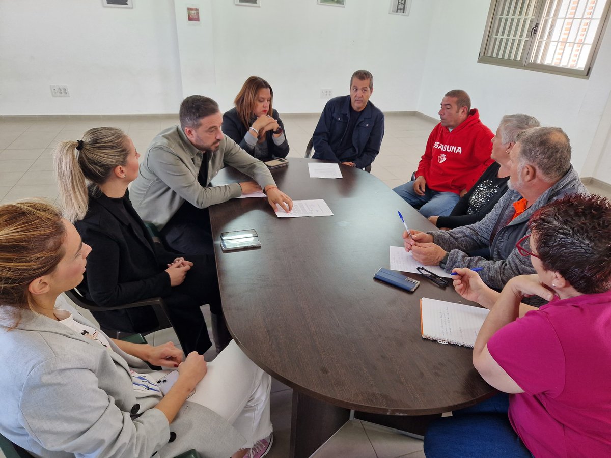 Ayun_Telde's tweet photo. 📝✍🏽 El alcalde de Telde toma nota de las peticiones de los residentes de La Majadilla

🫱🏾‍🫲🏽 Los vecinos trasladaron a Peña las carencias en el asfaltado, la limpieza y el estado de la cancha deportiva https://t.co/hTVNXFwDyd