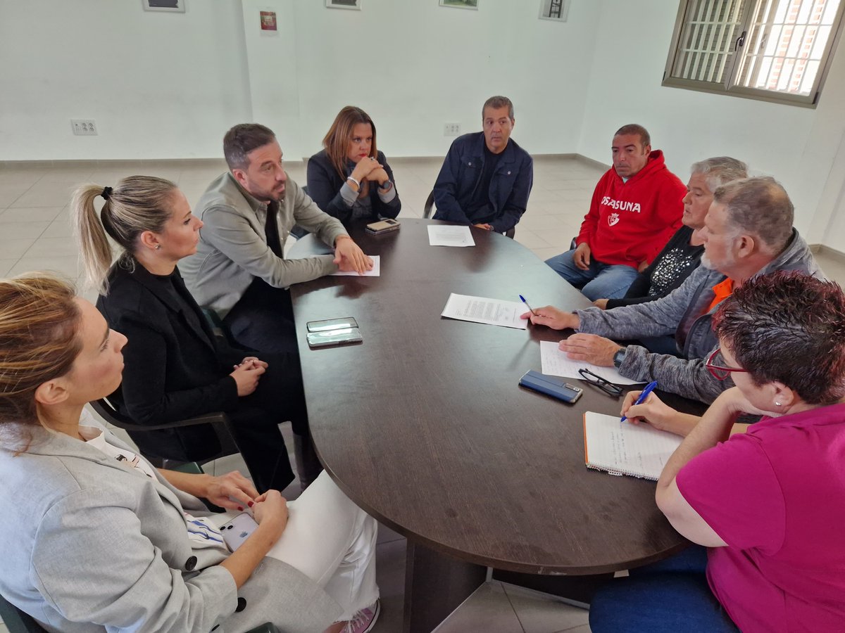 📝✍🏽 El alcalde de Telde toma nota de las peticiones de los residentes de La Majadilla

🫱🏾‍🫲🏽 Los vecinos trasladaron a Peña las carencias en el asfaltado, la limpieza y el estado de la cancha deportiva