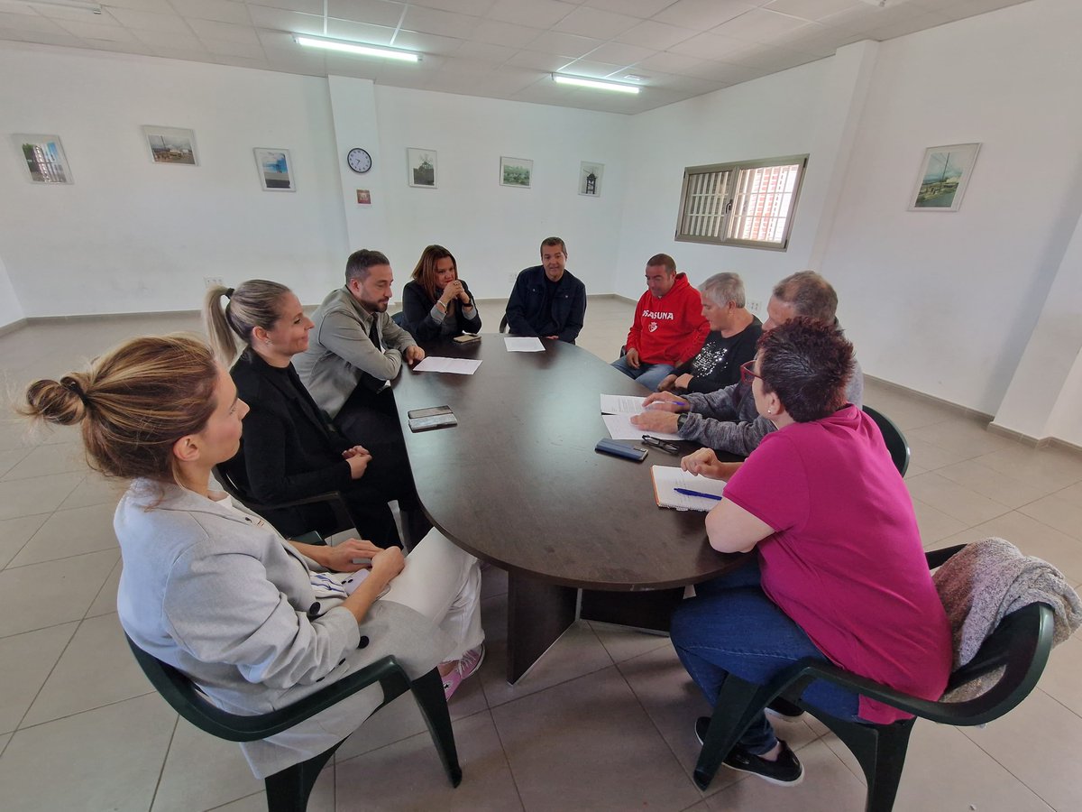 Ayun_Telde's tweet photo. 📝✍🏽 El alcalde de Telde toma nota de las peticiones de los residentes de La Majadilla

🫱🏾‍🫲🏽 Los vecinos trasladaron a Peña las carencias en el asfaltado, la limpieza y el estado de la cancha deportiva https://t.co/hTVNXFwDyd