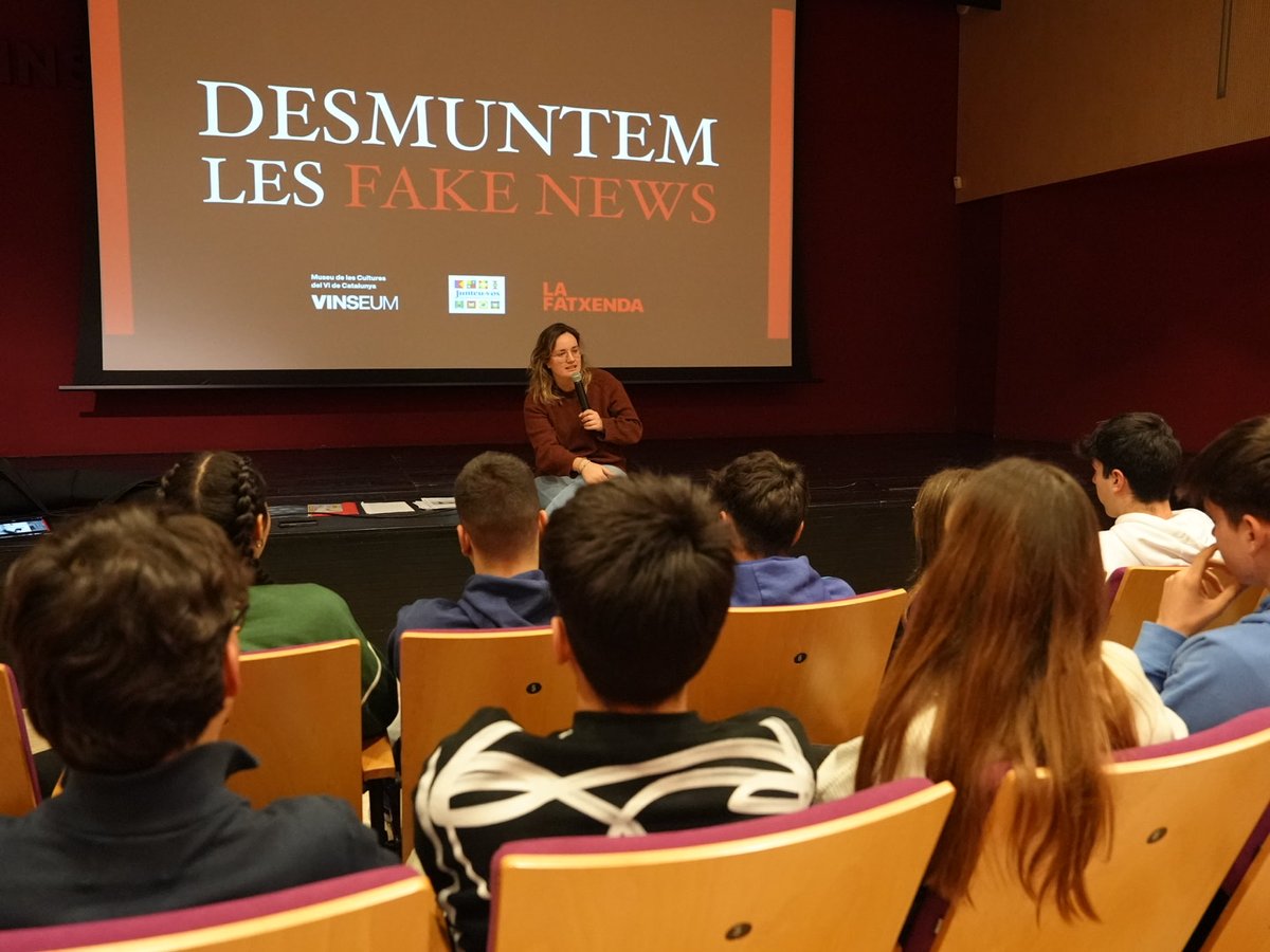ins_alt's tweet photo. Vivim bombardejats d'informació i és molt important saber distingir si el que rebem és cert o falç. Per això, alumnes de 4t d'ESO a 2n de batxillerat han fet un taller de mà de @lafatxenda al @vinseum per poder reconèixer les fake news. #insalt #fakenews #desinformació https://t.co/Vd2ElTG1SS