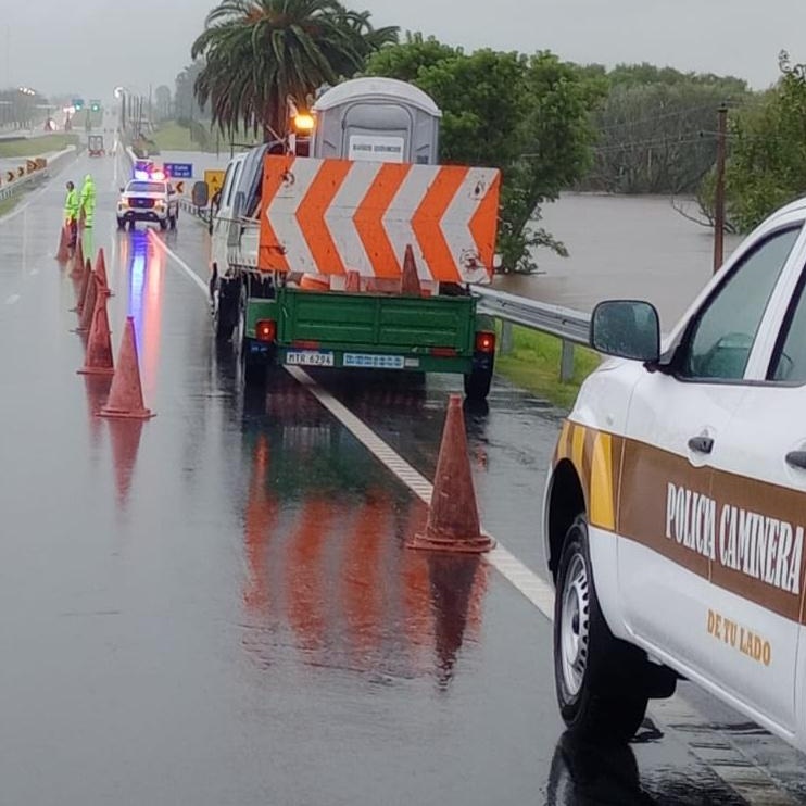 Minterioruy's tweet photo. La Dirección Nacional de Policía Caminera informa sobre rutas y caminos cortados por las lluvias.

▪︎ Colonia:
 •Ruta 21 km 204, Puente la Horqueta.
 •Ruta 61 km 21, Picada Benítez.
 •Ruta 52 balneario Blancarena. 
 •Camino Las Toscas.
 •Camino Sauce (La Paz)
 •Entrada a balneario Brisas del plata y Santa Regina no da paso.
 •Puente Curupi (roto), no da paso.    •Paso San Luis no da paso.

▪︎ Soriano:
 •Ruta 95  al km.28 “Arroyo Asencio” 

▪︎ Florida:
 •Ruta 5 km 95,500 Arroyo Juncal
 •Ruta 5 km 97,500 Santa Lucía 
(👆 *Se canaliza tránsito sentido Sur/Norte: desvío en Empalme de Rutas 5 y 81, se toma Ruta 81 hasta la 11, pasa el peaje y toma enseguida a la derecha Capurro, 25 de Agosto y Ramal de Ruta 5 saliendo a Ruta 5 en km 99,800. De Sur a Norte mismo recorrido al inverso saliendo a empalme de Rutas 5 y 81).

 •Ruta 6 km 122 Paso el Tornero
 •Ruta 42 km 36 Arroyo Tala
 •Ruta 42 km 24 Pantanoso
 •Ruta 42 km 41 Río Yí
 •Arroyo Isla Mala
 •Arroyo la Virgen 
 •Barra de la Cruz
 •Puente Picada Larga
 •Arroyo Sauce
 •Arroyo Sausalito
 •Cno. Paso del Tronco
 •Paso Viejo
 
▪︎ Canelones:
 •Ruta 11 km 82 (Puente Viejo)
 •Ruta 6 km 80 Río Santa Lucía en San Ramón

▪︎ Durazno:
 •Ruta 6 en Playa Vieja Sarandí del Yí
 •Ruta 42 en Camino Moreira 

▪︎ Rocha:
 •Ruta 14 km 265 Arroyo 30 Bocas.