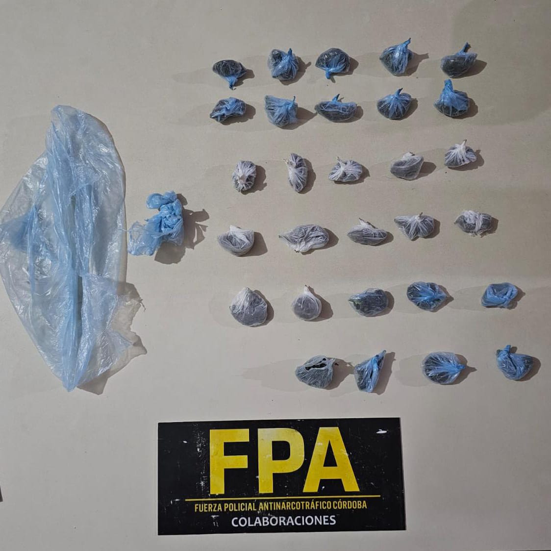 FPAcba's tweet photo. 📍#LosCerrillos | 👮🏻 #ControlDePersona | @PolicíaCbaOf controló un vehículo con cuatro ocupantes, tres de ellos mayores de edad y un menor. Se logró el secuestró de 29 envoltorios de marihuana y dinero. #FPA 🦅 colaboró con la incautación de los estupefacientes. https://t.co/kACZNY9SxC