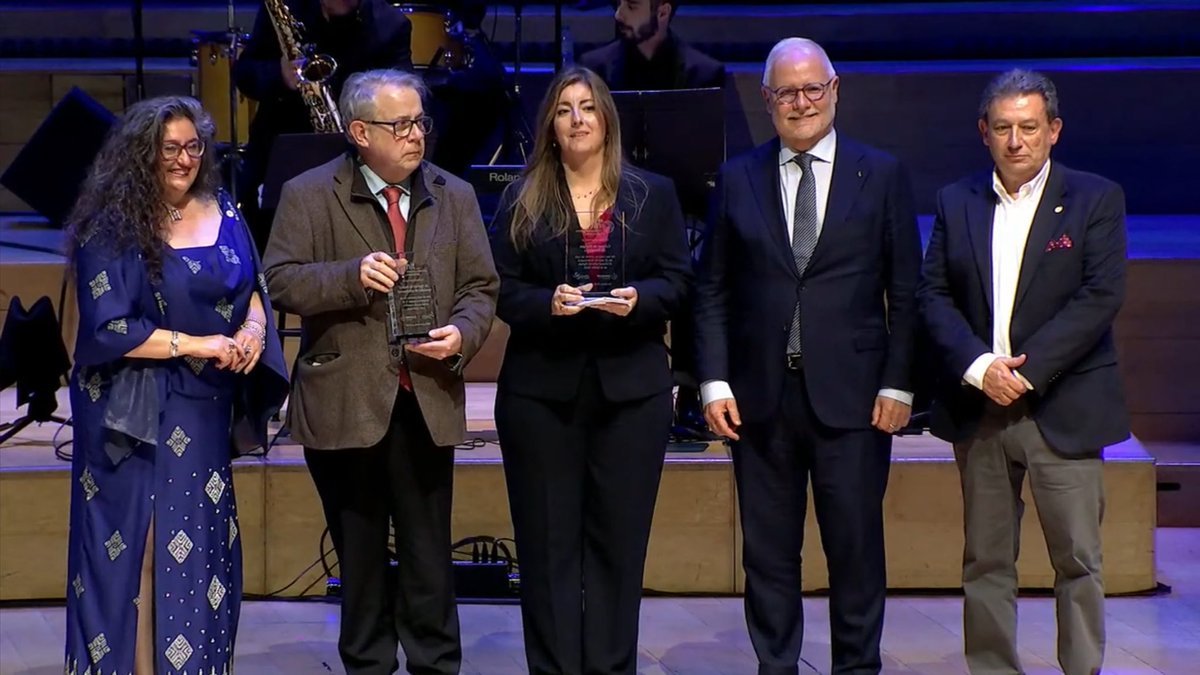 COEINF (@coeinf) on Twitter photo 🎖Reconeixement dels Organitzadors #LaNit2024 al <a href="/COMBarcelona/">Col·legi Metges BCN</a> i <a href="/ccfcat/">Consell de Col•legis Farmacèutics de Catalunya</a> . Recullen el reconeixement <a href="/jaumepadros/">Jaume Padrós</a> i <a href="/i_lluch/">Albert Lluch i Boada</a> per part <a href="/COMBarcelona/">Col·legi Metges BCN</a> i Anabel Vílchez per part de <a href="/ccfcat/">Consell de Col•legis Farmacèutics de Catalunya</a> de mans de <a href="/Goncal_B/">Gonçal Bonhomme</a> president de <a href="/telecoscat/">TelecosCAT</a> i <a href="/KarinagibertK/">kg</a> degana del <a href="/COEINF/">COEINF</a> 🎖Reconeixement dels Organitzadors #LaNit2024 al <a href="/COMBarcelona/">Col·legi Metges BCN</a> i <a href="/ccfcat/">Consell de Col•legis Farmacèutics de Catalunya</a> . Recullen el reconeixement <a href="/jaumepadros/">Jaume Padrós</a> i <a href="/i_lluch/">Albert Lluch i Boada</a> per part <a href="/COMBarcelona/">Col·legi Metges BCN</a> i Anabel Vílchez per part de <a href="/ccfcat/">Consell de Col•legis Farmacèutics de Catalunya</a> de mans de <a href="/Goncal_B/">Gonçal Bonhomme</a> president de <a href="/telecoscat/">TelecosCAT</a> i <a href="/KarinagibertK/">kg</a> degana del <a href="/COEINF/">COEINF</a>