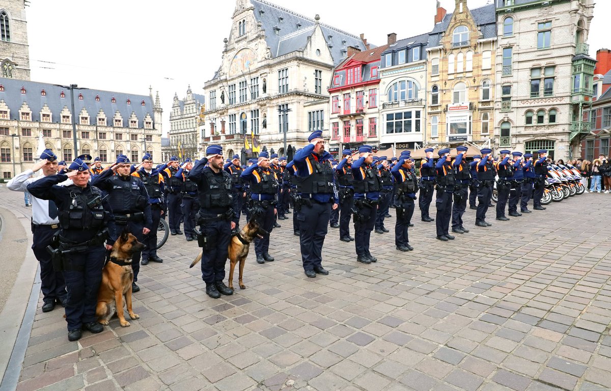 Maandag 18 maart 2024 was een gitzwarte dag voor onze politiefamilie. Daarnet hielden ook wij om 12 uur op het Sint-Baafsplein 1 minuut stilte voor onze overleden collega Jonathan en zijn twee gewonde collega’s. We wensen hun naasten heel veel sterkte. #unitedwestand 💙🖤
