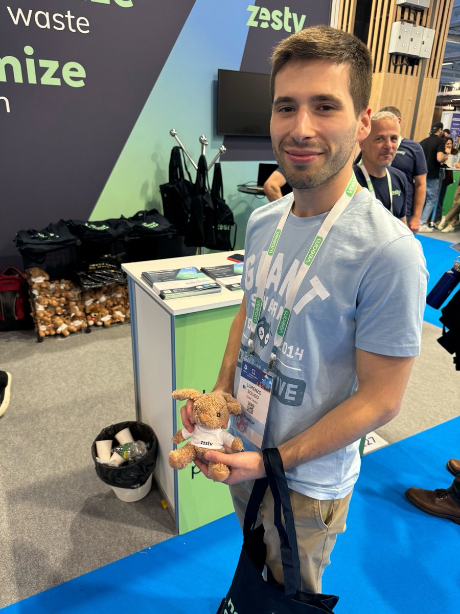 It's always a pleasure to meet one of our happy customers in person! We were thrilled to connect with Lorenzo Soligo at #Kubecon and hear about how Zesty's Commitment Manager has helped him cut and optimize cloud costs. Thanks, Lorenzo, for your amazing support and feedback! 💙