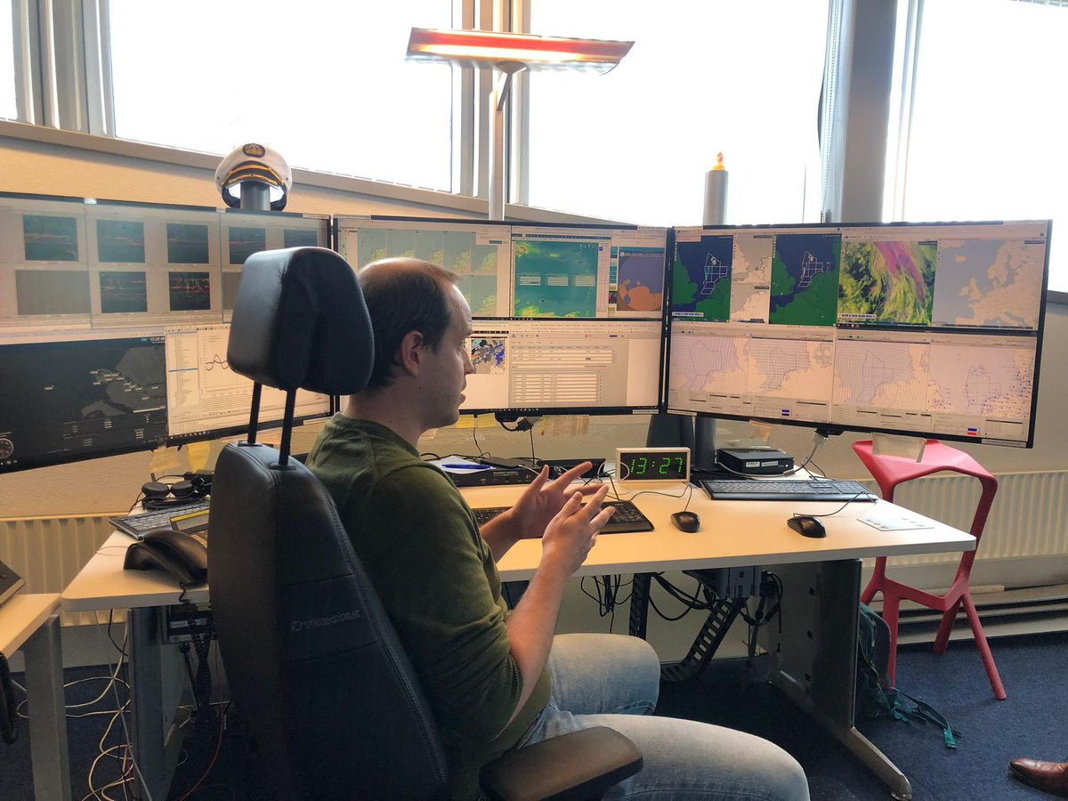 deltaprogramma's tweet image. Op werkbezoek bij het @KNMI: versterken van samenwerking met het #Deltaprogramma.

Deltacommissaris Co Verdaas (@delta_comm) leerde deze week onder andere meer over hoe de organisatie werkt en hoe zij waarnemingen en voorspellingen over klimaat en het weer verzamelen en checken.