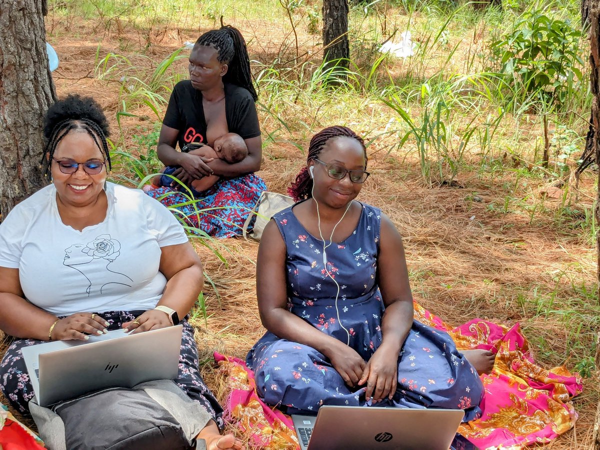 Capturing the spirit of community field work, <a href="/AdellineTwimu/">Adelline</a> &amp; <a href="/SemakulaRitah/">ritah Semakula</a> take notes whilst a (consenting for photography) participant steps back to feed her baby. Many important themes &amp; priorities came through this dialogue. <a href="/wellcometrust/">Wellcome</a> #MILK #AtTheEquatorUG #PROMOTE-U