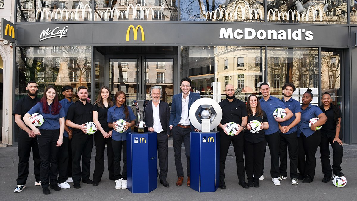 LFPfr's tweet photo. La Ligue de Football Professionnel et @McDonaldsFrance sont heureux d’annoncer la signature d’un partenariat stratégique aux termes duquel McDonald’s deviendra le partenaire titre de la Ligue 1, à compter du 1ᵉʳ juillet 2024, pour les trois prochaines saisons.

Communiqué 📝 ➡  https://t.co/AxOIOzfMBQ