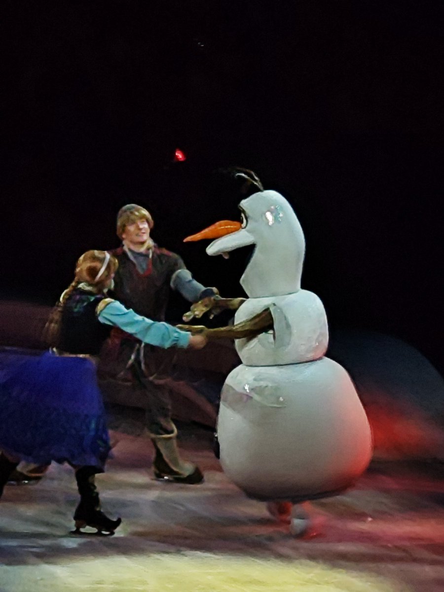 PoohChaiKonNun's tweet image. ตั้งใจมาดู #DisneyOnIce  แต่เอ๊ะกล้องจับแต่ผู้ชายกลายเป็น #MagicMike จ้า นักแสดงหล่อมากๆค่า ว่าแล้วเชียวปีนี้
เด็ดจริงสมกับเป็น 100 Years of Wonder 
ปีนี้ห้ามพลาดค่าา คุ้มมาก คุ้มเกินค่าตั๋ว แซ่บมากกก 😂😜