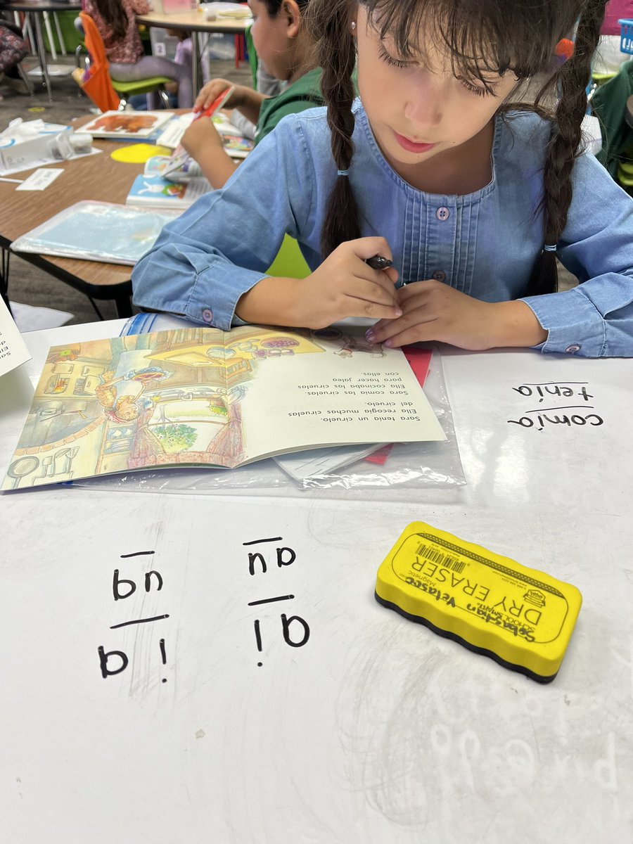 Sandra43662319's tweet photo. Dual Language in the L1. Students looking for Spanish diptongos in their guided reading books. Challenge: writing out other words with “diptongos”.  Love it. https://t.co/oiN2S52Mak