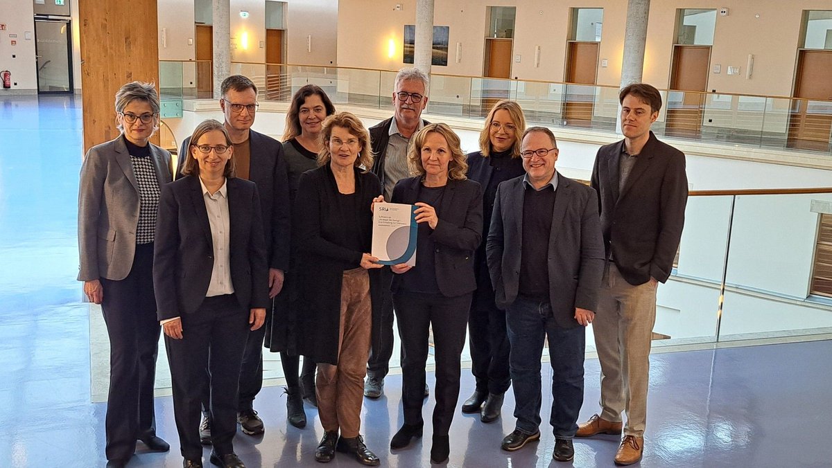 Claudia Kemfert (@ckemfert) on Twitter photo Wir freuen uns über die Fertigstellung des Diskusionspapier zum Thema #Suffizienz und Übergabe an @BMUV Ministerin <a href="/SteffiLemke/">SteffiLemke</a>. Das Thema Suffizienz sollte in der Gesellschaft adressiert werden. Es geht um eine "Strategie des Genug".Dank @Umweltrat+an alle, die daran mitgewirkt Wir freuen uns über die Fertigstellung des Diskusionspapier zum Thema #Suffizienz und Übergabe an @BMUV Ministerin <a href="/SteffiLemke/">SteffiLemke</a>. Das Thema Suffizienz sollte in der Gesellschaft adressiert werden. Es geht um eine "Strategie des Genug".Dank @Umweltrat+an alle, die daran mitgewirkt