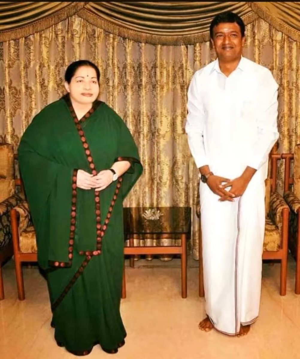 SaranVinoth8's tweet photo. அண்ணாமலை என்னும் அறவேக்காட்டு ஆடு சிங்கையிடம் மண்டியிட்டு ஓடும்.... https://t.co/XHcxfNEtxi