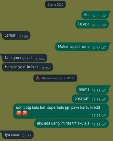 linxkaa's tweet photo. Waktu awal kerja, aku bener2 clueless, "kerja dimana ya bang yang bisa ngelunasin hutang ratusan juta itu" karena menurut ku impossible aja. Skill aku gaada. Aku gapunya link. Aku gabisa bisnis. Sementara aku punya misi, kalo aku nikah, aku gaakan pernah mau bebanin calonku dengan kebutuhan finansial ku dalam arti hutang disini. Aku gamau narik orang lain aja kedalam masalahku. Menurut aku lebih banyak negatifnya aja, kl menggantungkan org lain.

Aku sehari2 hidup dari limit kartu kredit wkt itu. Walaupun things are so much better drpd pas aku smp. Galagi2 aku mau balik ke masa2 aku makan nasi aking xD tp ya debt still debt.. Buanyak tenan utangnya. Ibaratkan kamu hidup di tanah kamu sendiri, tapi tanah kamu itu berduri, tiap langkah yg kamu lalui, pasti kamu terluka gitu. Sakit rasanya ngejalanin day-by-day kamu.

Wkt itu debt kita di bank sekitar 200jtan. Tp gaada dana buat ngelunasinnya, jadi tiap bulan cuma bisa bayar bunga aja (sekitar 4,2 jt). Dari situ, ya buat hidup sehari2. Yang bayar bunganya aku waktu itu. Gaji aku UMR lebih dikit waktu awal kerja, setelah 3 bulan, probation jg gadilanjut. Waktu itu aku ngga ngoding samasekali. Asal aja cari kerja yang penting ada uang aja. Tp aku ngerasa gabisa gini2 terus, aku gabisa ada diposisi ini terus. Disitu aku mulai belajar koding.

Keterima lah aku di perusahaan aku pertama. Gaji aku 7,5jt waktu itu. Akhirnya aku bisa napas untuk pertama kalinya (7,5jt - 4,2jt masi sisa 3jtan). Tapi things get worse lagi, mama aku sakit lututnya, gabisa jalan jauh lagi, dan harus pake kursi roda. Jadi harus beli obat2an tiap minggunya. Dari 7,5jt itu gaada yang kesisa. Ya alhamdulillahnya kebutuhan sehari2 nya masih ditopang kakak2ku wkt itu. 

Jadi kalo mau pergi, atau makan diluar, biasanya pake cc itu. Tp ya gitulah, kalo dipake2 kan jd gaberkurang utangnya xD

Beginilah convo aku sehari2 yang ngomelin mama aku tiap dia pake cc buat kebutuhan sehari2 wkwk (krn mama aku emg tipenya gamau minta aja, kl dia make, dia nyari sendiri entah wkt itu bersihin tpt nasi padang, jd apa kek, apa aja dia mau asal dpt uang).