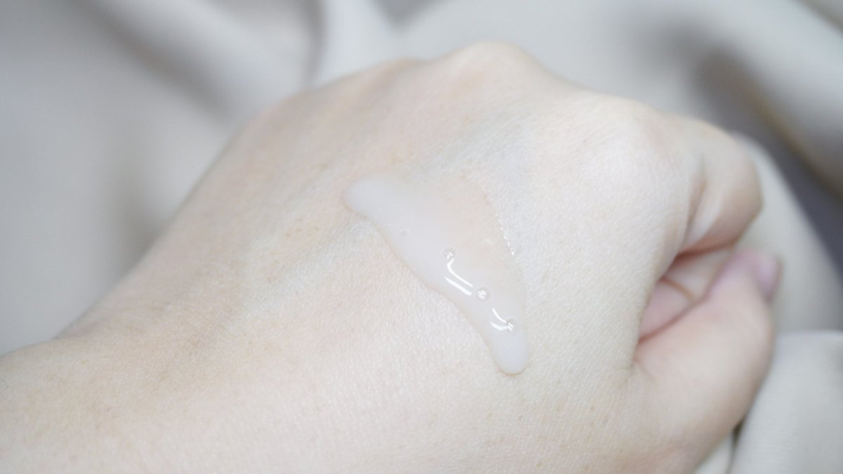 hyccnn's tweet photo. ขอป้ายยา~ น้อนคือ #AboutT #SUGiFacialSerum เป็นเซรั่มบํารุงผิวหน้า เนื้อบางเบา สารสกัดแน่น ๆ ที่ช่วยปกป้องฟื้นฟูดูแลผิวให้แข็งแรง ละช่วงนี้คือแดดจัดมากก ยกให้เป็นตัวช่วยกู้ผิวโทรม ๆ ได้ดีเลย หลังใช้โทนเนอร์ กด 1-2 ปั๊ม ทุกเช้า/เย็นจบ ผิวดีขึ้นแบบว่ารักเลย ไปลองกันนน 🤍 #เซรั่มสนญี่ปุ่น #ใช้ดีบอกต่อ