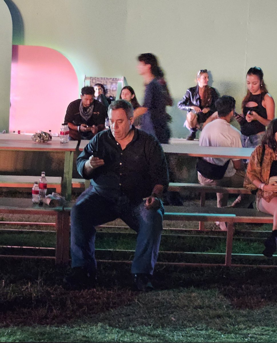 El otro día me encontré al tetón infame en el Lolla, solo como perro malo