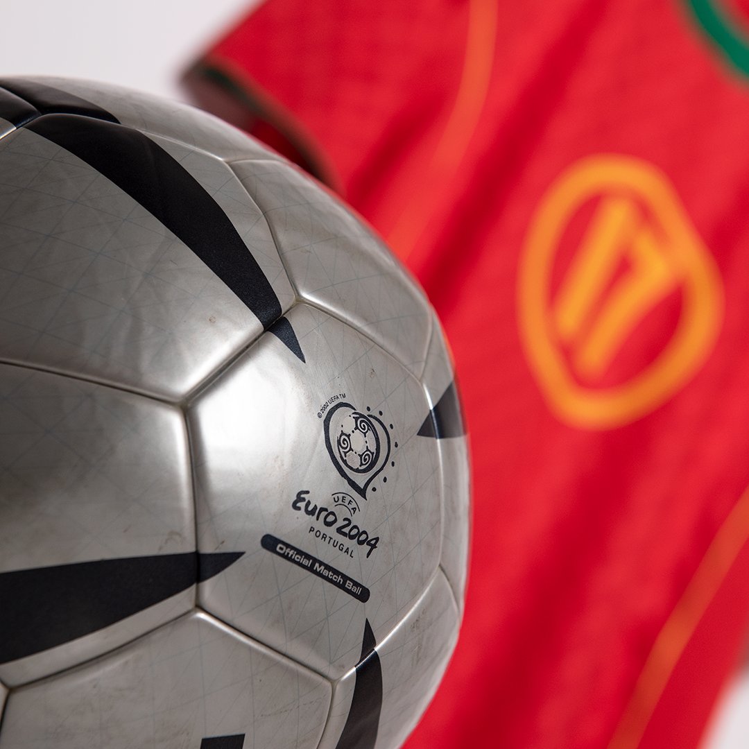 Euro 2004 summed up in a 📸

That ball 😍