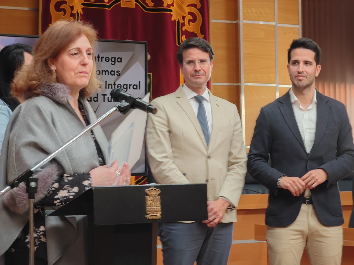 popularesmolina's tweet photo. 🟦 El alcalde @jangelalfonso, el D.G. de Competitividad y Calidad Turística, @patricio_slopez, han hecho entrega esta mañana de los diplomas del Sistema Integral de Calidad Turística en Destino (#SISTED) a los nuevos establecimientos de #MolinaDeSegura que se han incorporado al programa.
✅ Este compromiso de calidad turística dota a quienes se adhieren de un sistema de gestión y mejora de la calidad de sus productos y servicios.
🔵 Al acto también ha asistido nuestro concejal @FranHernandezG.