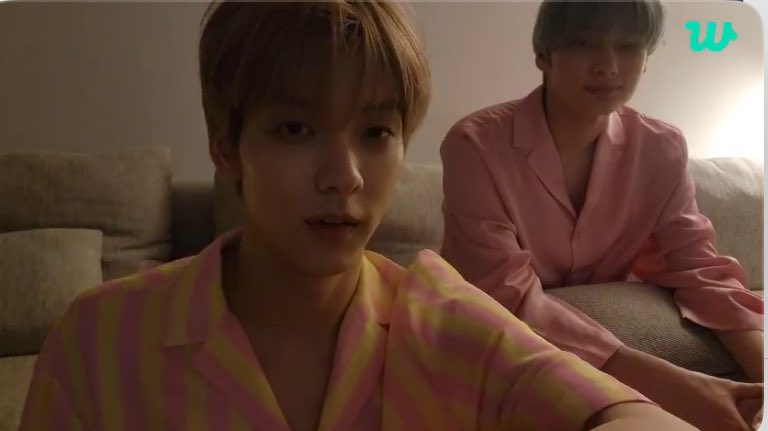 translatingTXT's tweet image. 🐰 we’re doing a live at our dorm so we’re wearing our pajamas
🐰 hot pink! 

@TXT_members @TXT_bighit