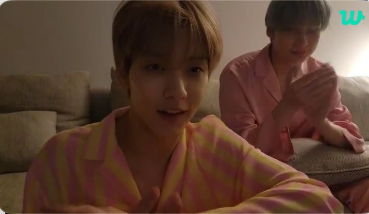 translatingTXT's tweet image. 🐰 we’re doing a live at our dorm so we’re wearing our pajamas
🐰 hot pink! 

@TXT_members @TXT_bighit
