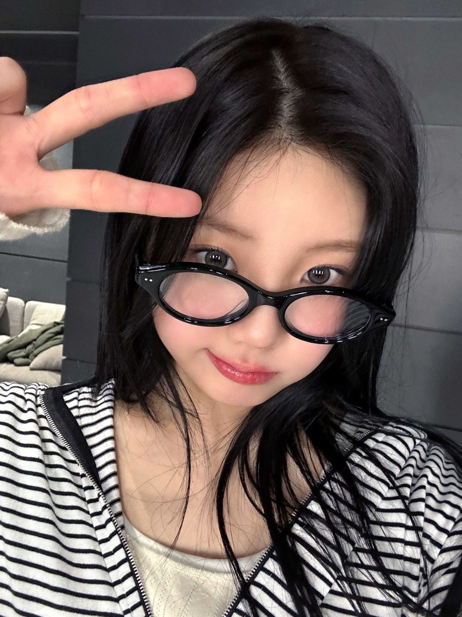여러부운 문명특급 보셨나요?!
재재님과 윤아언니랑 너무너무 재밌게 촬영했었어요🤣
그리고...저의 긱시크룩.. 어때요??👓🤓😎