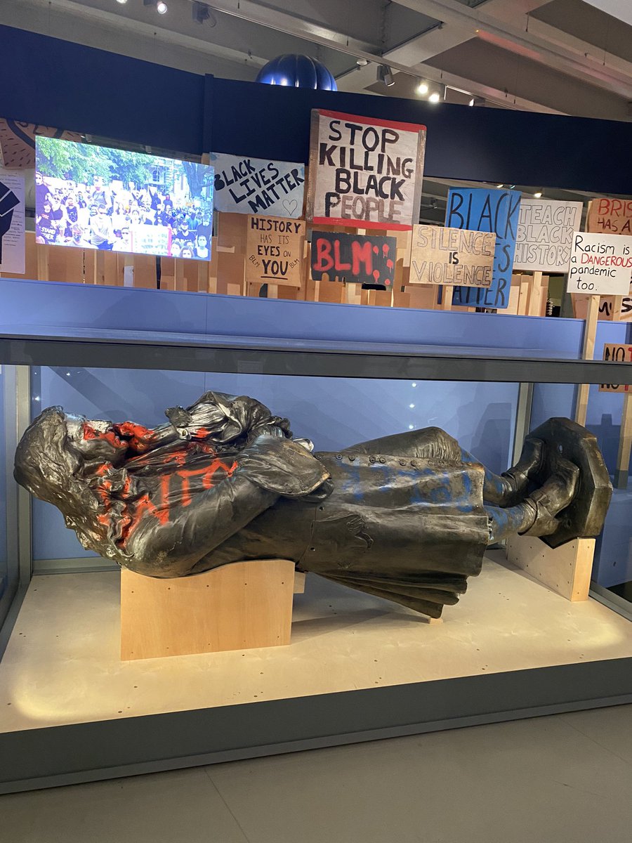 BerthoElara's tweet photo. La statue de l’esclavagiste Colston à bristol, jetée à bas puis finalement conservée couchée dans le musée - suite à une consultation populaire. De nouveau visible depuis qq jours et la voici dans son nouvel environnement. Intéressant cas de consultation collective https://t.co/uwATEB6OF8
