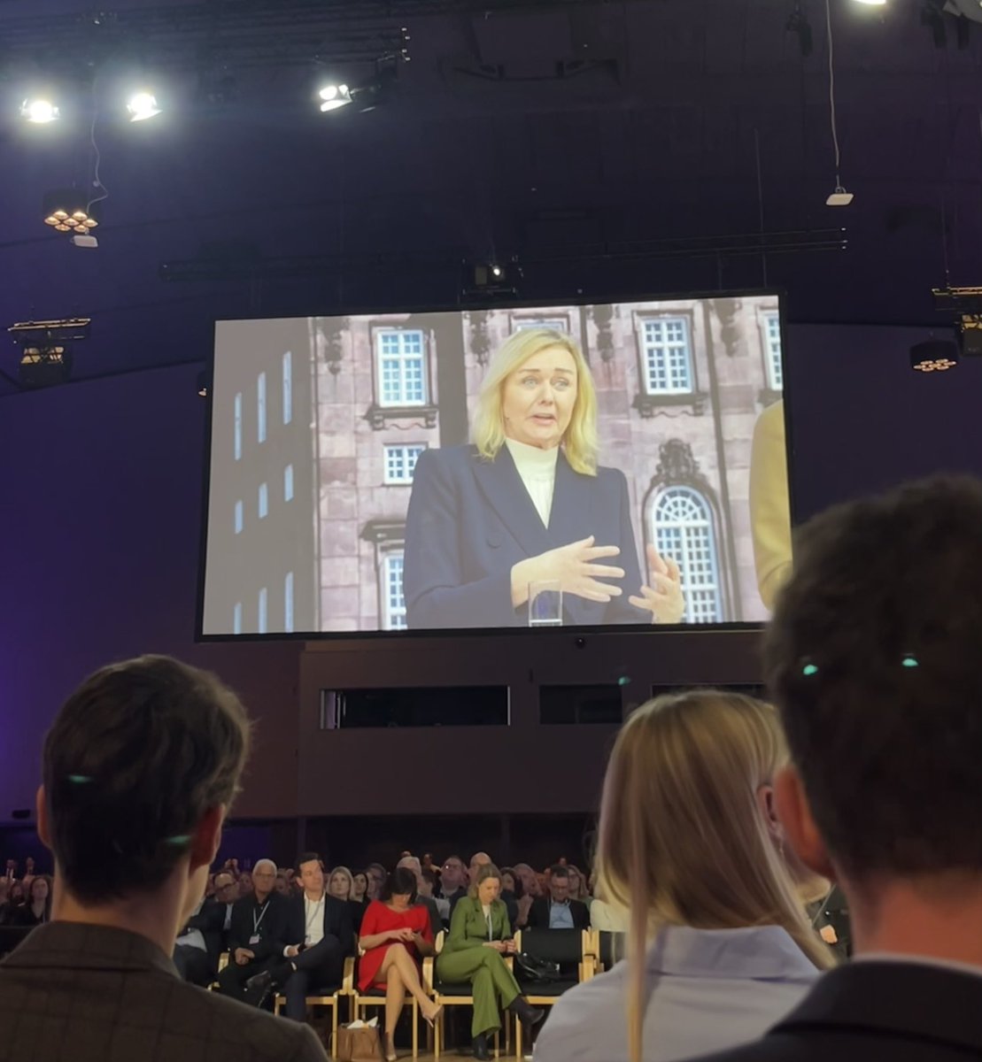 Mathildekast's tweet photo. @JuulMona i første partilederdebat til Kommunalpolitisk Topmøde om hvor vi skal hen med velfærden:

“Vi kommer ikke til at løse det fra statens side det hele, og heldigvis for det”

Vigtigt at der er nogen der peger på civilsamfundets rolle også! https://t.co/OYVX107NgL