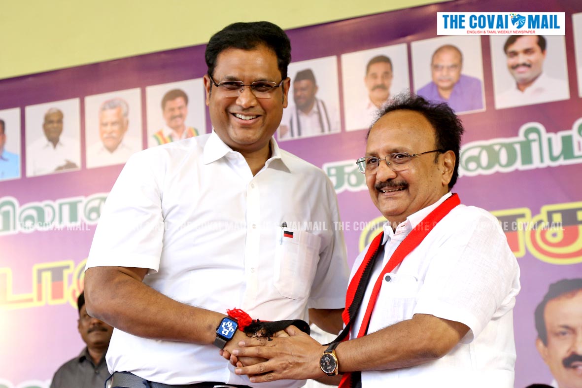 CovaiMail's tweet photo. திமுக வேட்பாளர் அறிமுக கூட்டம்

கோவை நாடாளுமன்றத் தொகுதி திமுக வேட்பாளர் கணபதி ராஜ்குமாரின்  அறிமுக கூட்டம்  காளப்பட்டி சாலையில் உள்ள சுகுணா ஹாலில் நடந்தது.
#thecovaimail #tcm #news #election #electionparty #DMK #candidate #coimbatore #vote https://t.co/ySoAxfB4eM